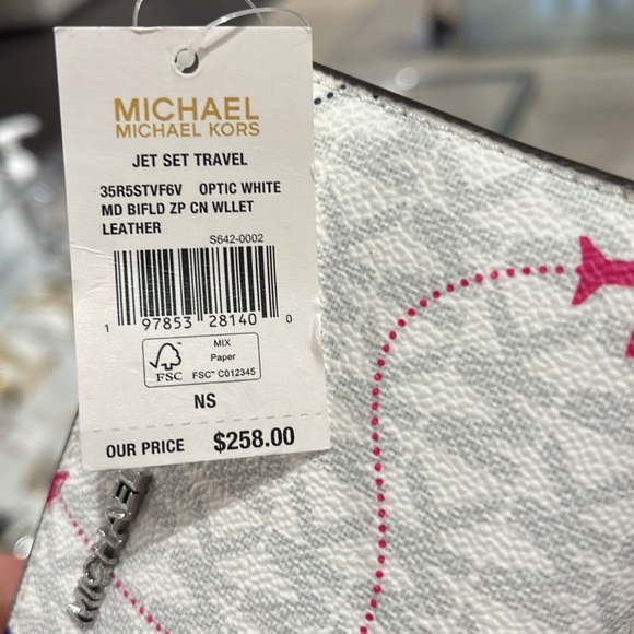 ХMichael Kors Medium Saffiano Leather Bifold Wallet 
Optic White Aeroplane
NWT - Picture 4 of 16